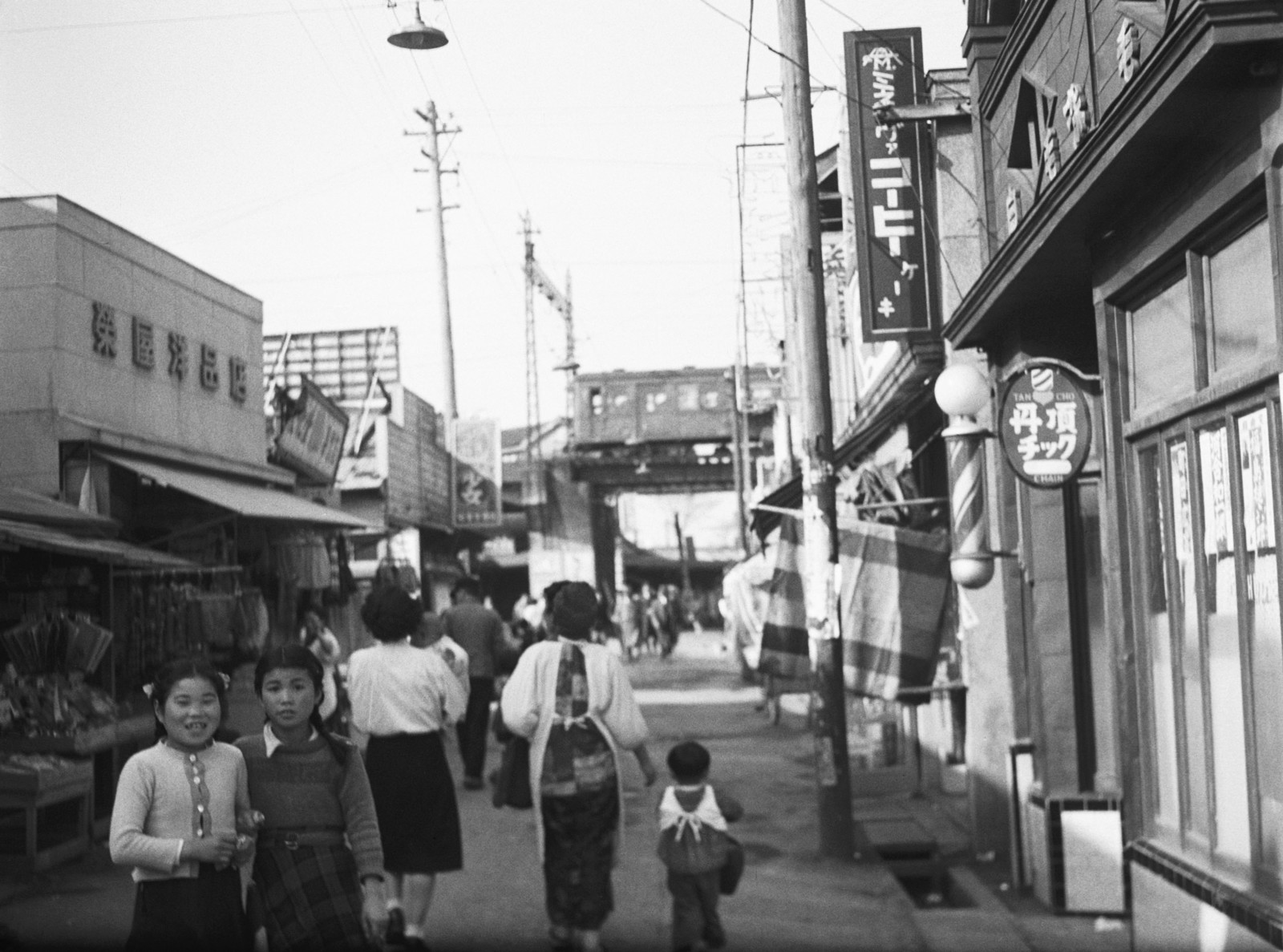 下北沢駅南口商店街（北沢2-12-7付近）