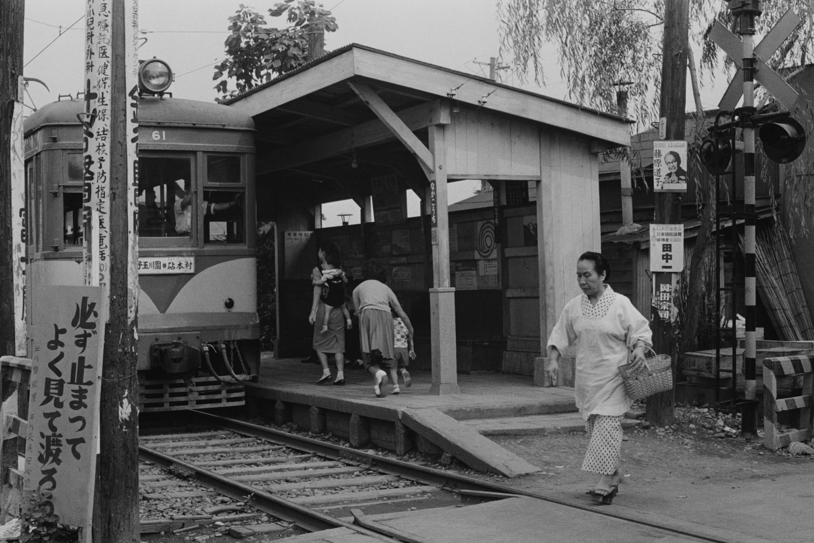 東急砧線中耕地駅　玉川4-12-1付近より南東を見る