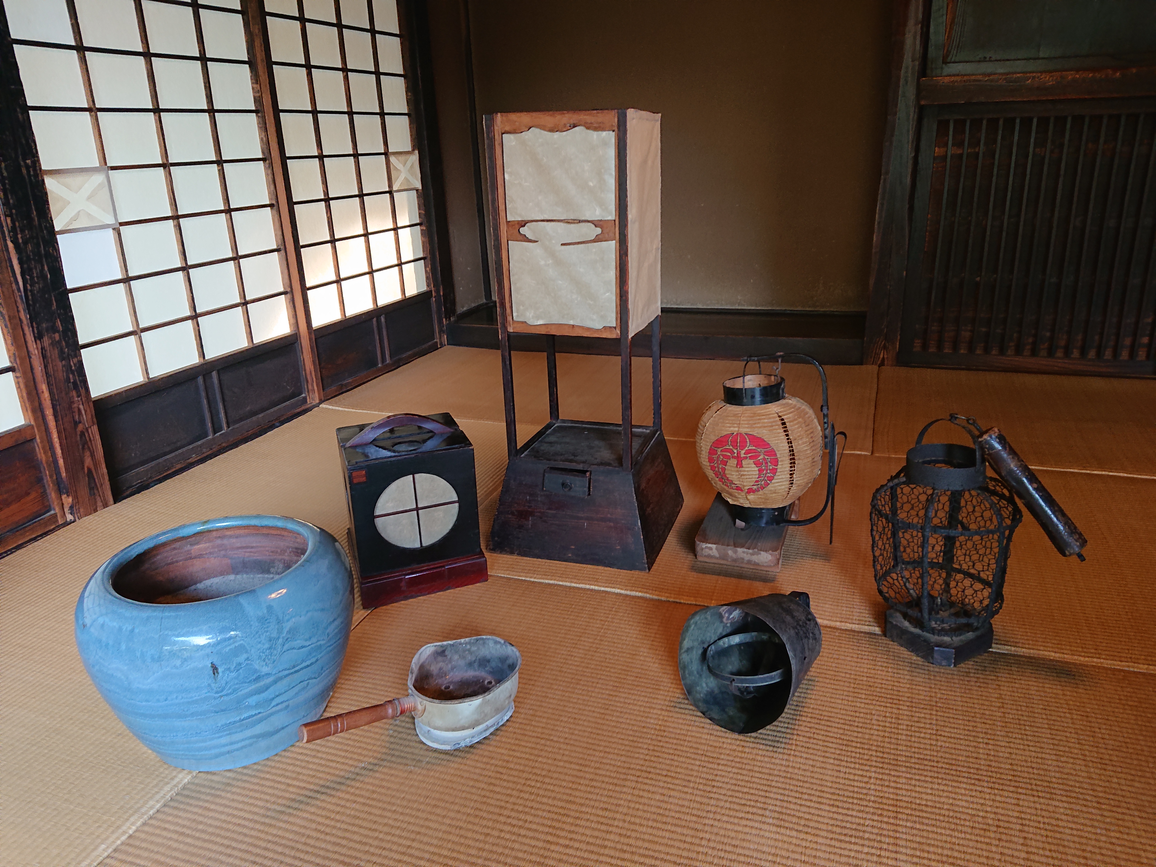左から、火鉢と十能、有明行灯、角行灯、弓張提灯、がんどう、蔵行灯
