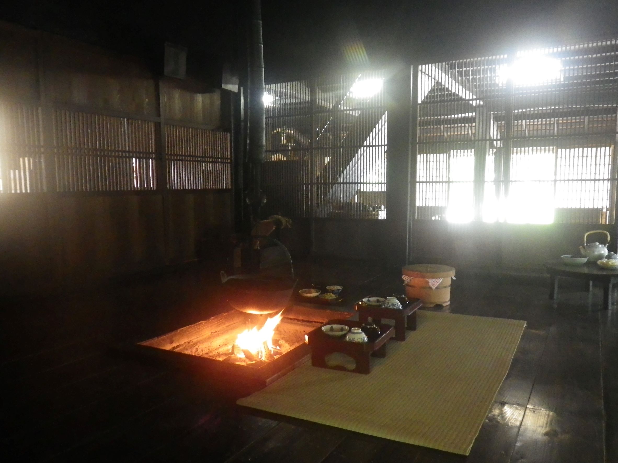 囲炉裏周りの夕飯風景の再現